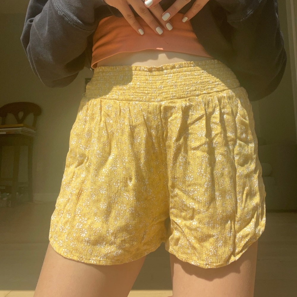 Hollister ultra high-rise flower ruffle shorts! 🌼